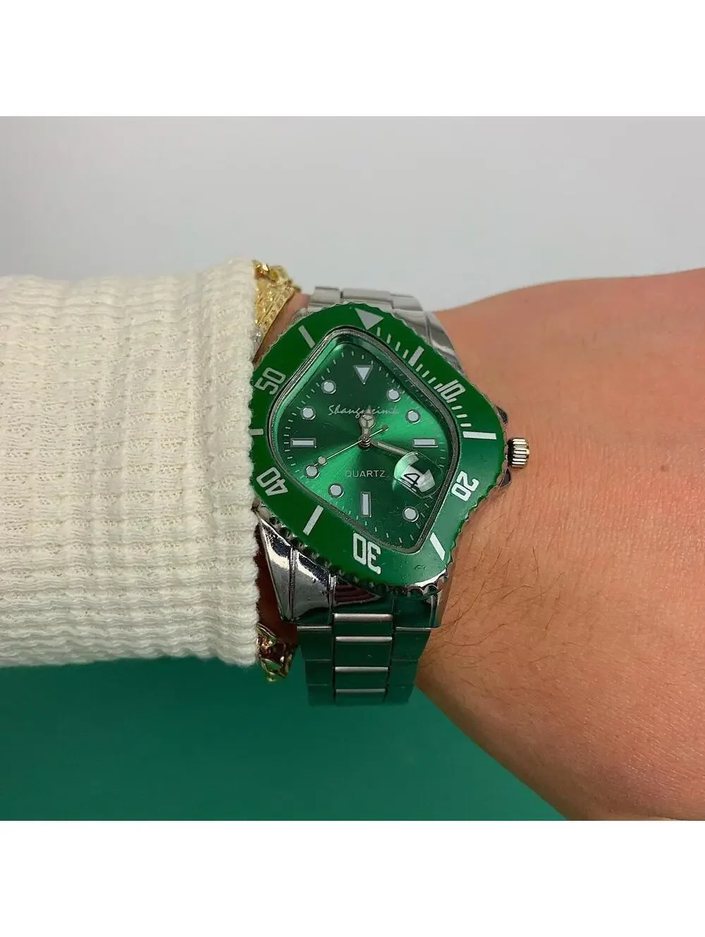 Classy Y2k 2000s vintage style essential minimalist retro stainless steel watch